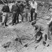 KZ Linz III: Überlebende in einem Bombenkrater, Mai 1945